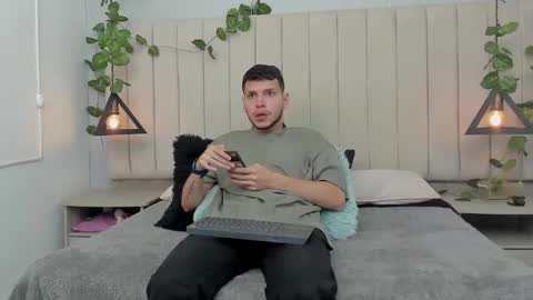 Snapshot of enzo_rivas chatting on 11-01-25, 02:52 ENZO online show from 11-01-25, 02:52