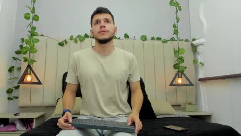 Snapshot of enzo_rivas chatting on 11-03-25, 02:40 ENZO online show from 11-03-25, 02:40