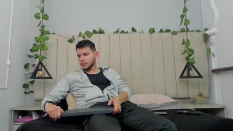 Snapshot of enzo_rivas chatting on 11-04-25, 02:49 ENZO online show from 11-04-25, 02:49