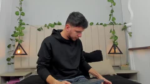 Snapshot of enzo_rivas chatting on 11-05-25, 02:28 ENZO online show from 11-05-25, 02:28