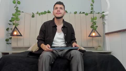 Snapshot of enzo_rivas chatting on 11-06-25, 02:18 ENZO online show from 11-06-25, 02:18