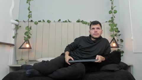 Snapshot of enzo_rivas chatting on 11-08-25, 02:28 ENZO online show from 11-08-25, 02:28