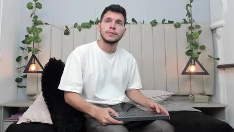 Snapshot of enzo_rivas chatting on 11-10-25, 02:38 ENZO online show from 11-10-25, 02:38