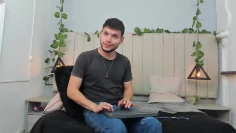 Snapshot of enzo_rivas chatting on 11-12-25, 02:17 ENZO online show from 11-12-25, 02:17