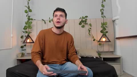 Snapshot of enzo_rivas chatting on 11-25-25, 02:39 ENZO online show from 11-25-25, 02:39