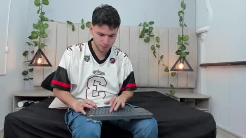 Snapshot of enzo_rivas chatting on 11-26-25, 02:40 ENZO online show from 11-26-25, 02:40