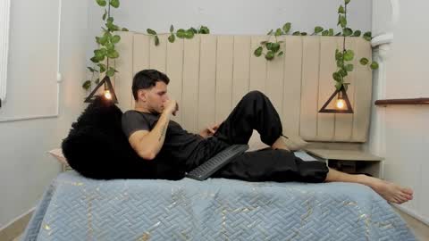 Snapshot of enzo_rivas chatting on 12-02-25, 02:45 ENZO online show from 12-02-25, 02:45