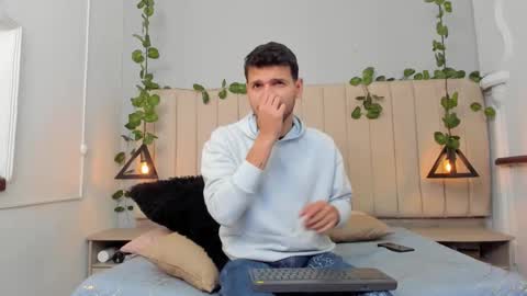 Snapshot of enzo_rivas chatting on 12-05-25, 02:36 ENZO online show from 12-05-25, 02:36