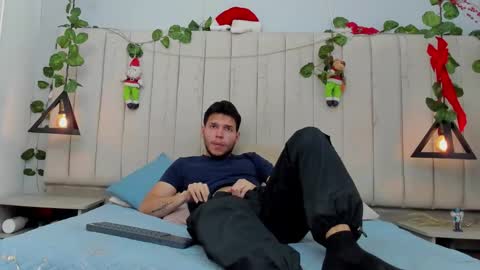 Snapshot of enzo_rivas chatting on 12-15-25, 03:05 ENZO online show from 12-15-25, 03:05