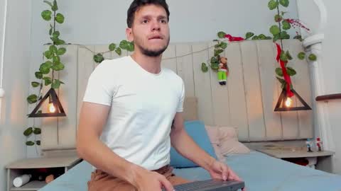 Snapshot of enzo_rivas chatting on 12-17-25, 02:23 ENZO online show from 12-17-25, 02:23