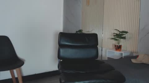 Snapshot of enzo_steel chatting on 09-12-25, 02:22 enzo_steel online show from 09-12-25, 02:22