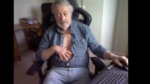Snapshot of erasmus_d chatting on 05-02-26, 05:40 erasmus_d online show from 05-02-26, 05:40