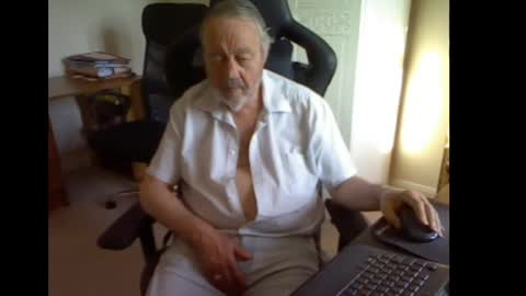 Snapshot of erasmus_d chatting on 05-09-26, 05:18 erasmus_d online show from 05-09-26, 05:18