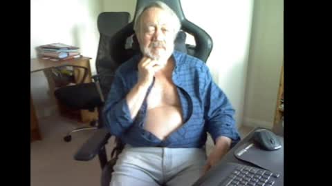 Snapshot of erasmus_d chatting on 05-18-26, 04:35 erasmus_d online show from 05-18-26, 04:35