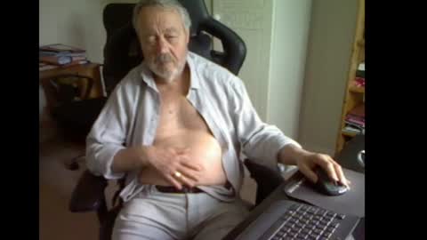 Snapshot of erasmus_d chatting on 06-11-26, 05:11 erasmus_d online show from 06-11-26, 05:11