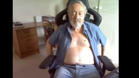 Snapshot of erasmus_d chatting on 08-04-26, 04:42 erasmus_d online show from 08-04-26, 04:42