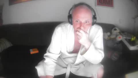 Snapshot of eric204 chatting on 02-02-25, 11:32 Eric online show from 02-02-25, 11:32