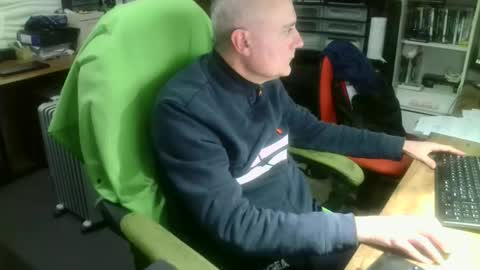 Snapshot of ernello chatting on 12-17-25, 02:12 ernello online show from 12-17-25, 02:12