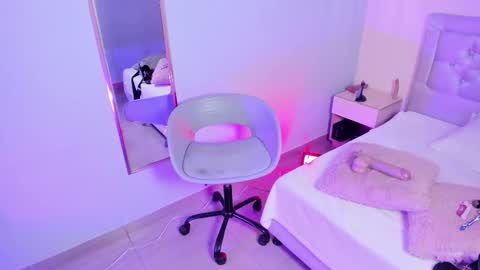 Escarlet online show from 11-21-25, 01:10