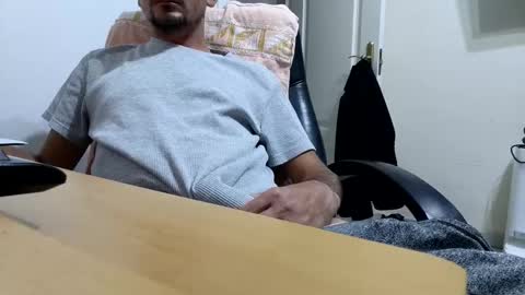 Snapshot of escudo90 chatting on 10-12-25, 10:42 escudo90 online show from 10-12-25, 10:42