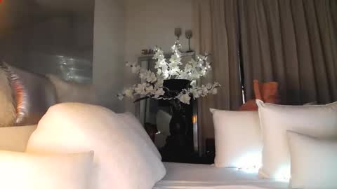 Esther online show from 10-10-25, 09:36