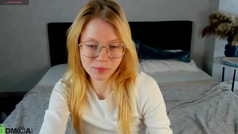 Esme Runn online show from 05-13-26, 03:04