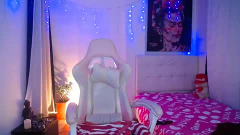 Snapshot of esmeralda098 chatting on 12-19-24, 02:01 Esmeralda online show from 12-19-24, 02:01