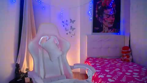 Snapshot of esmeralda098 chatting on 12-24-24, 01:39 Esmeralda online show from 12-24-24, 01:39