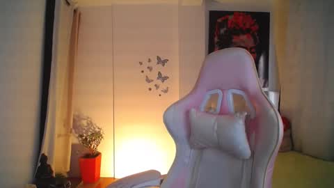 Snapshot of esmeralda098 chatting on 01-18-25, 10:17 Esmeralda online show from 01-18-25, 10:17