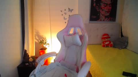 Snapshot of esmeralda098 chatting on 01-21-25, 12:25 Esmeralda online show from 01-21-25, 12:25