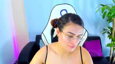 Snapshot of esmeralda098 chatting on 02-06-25, 10:10 Esmeralda online show from 02-06-25, 10:10