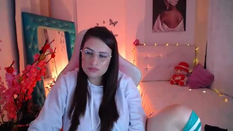 Snapshot of esmeralda098 chatting on 02-25-25, 02:00 Esmeralda online show from 02-25-25, 02:00