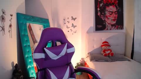 Snapshot of esmeralda098 chatting on 09-17-25, 08:21 Esmeralda online show from 09-17-25, 08:21