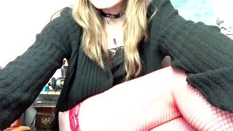 Snapshot of esotericfem chatting on 03-18-26, 04:21 brie online show from 03-18-26, 04:21