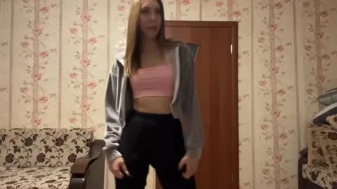 Snapshot of essiecutty chatting on 12-14-25, 02:00 Kate online show from 12-14-25, 02:00