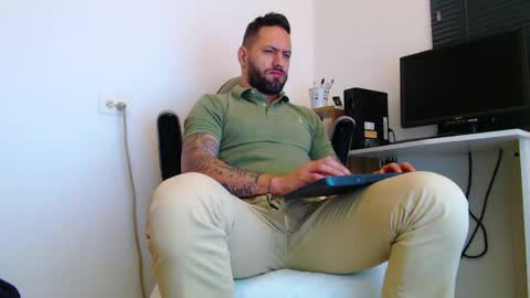 Snapshot of esteban7984068 chatting on 04-22-26, 02:18 esteban online show from 04-22-26, 02:18