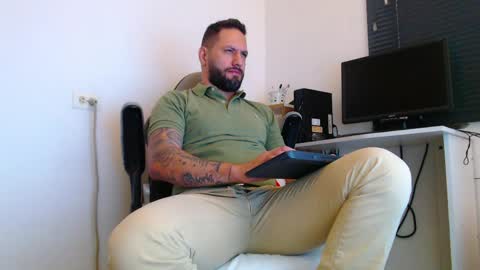 Snapshot of esteban7984068 chatting on 04-30-26, 03:18 esteban online show from 04-30-26, 03:18