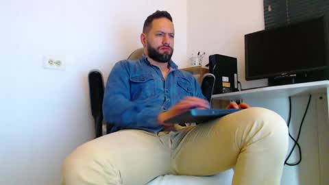 Snapshot of esteban7984068 chatting on 05-02-26, 04:23 esteban online show from 05-02-26, 04:23