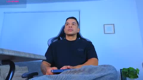 Snapshot of esteban_de_louise chatting on 06-17-26, 11:23 ESTEBAN online show from 06-17-26, 11:23