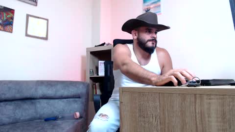 Snapshot of esteban_fer chatting on 05-06-26, 12:21 Esteban Fernandez online show from 05-06-26, 12:21