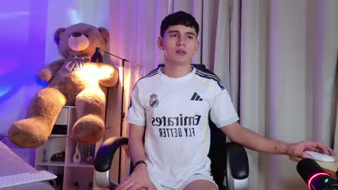 Snapshot of estebanperez_ chatting on 05-22-26, 11:49 Esteban online show from 05-22-26, 11:49