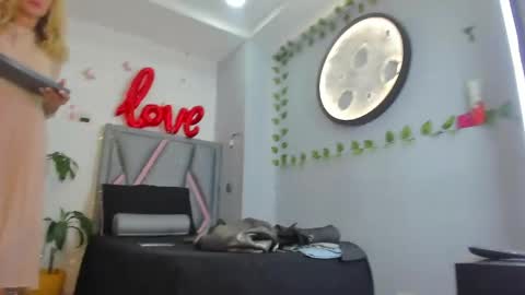 esterlindez online show from 05-18-26, 08:03