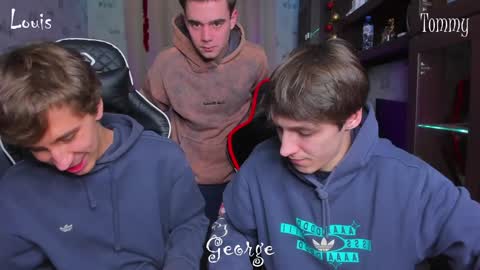 Snapshot of esthetics_boys chatting on 01-02-25, 07:29 LOUIS online show from 01-02-25, 07:29