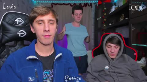 Snapshot of esthetics_boys chatting on 01-06-25, 07:45 LOUIS online show from 01-06-25, 07:45