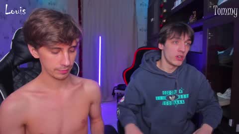 Snapshot of esthetics_boys chatting on 01-17-25, 05:21 LOUIS online show from 01-17-25, 05:21