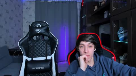 Snapshot of esthetics_boys chatting on 02-21-25, 11:10 LOUIS online show from 02-21-25, 11:10