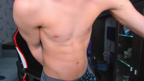 Snapshot of esthetics_boys chatting on 02-26-25, 03:32 LOUIS online show from 02-26-25, 03:32