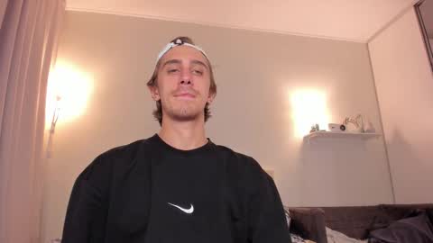 Snapshot of esthetics_boys chatting on 09-16-25, 03:29 LOUIS online show from 09-16-25, 03:29