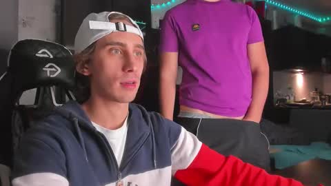 Snapshot of esthetics_boys chatting on 10-11-25, 08:07 LOUIS online show from 10-11-25, 08:07