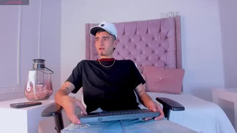 Snapshot of ethan_boy_ chatting on 11-22-25, 08:52 Ethan online show from 11-22-25, 08:52